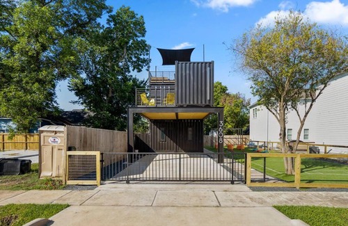 Greater East End Apartamento | Orange Container @EADO Juice Box