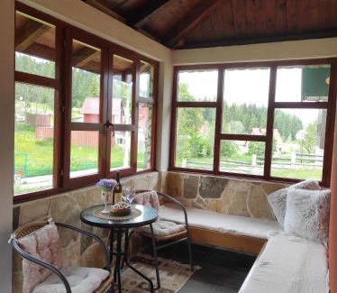 Razvrsje Casa | Orange House in nature