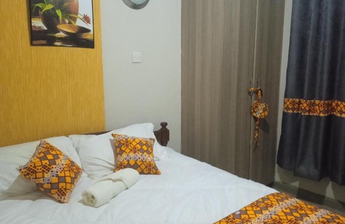 Nairobi Apartamento | orange kitenge house