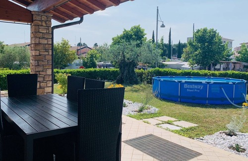 Moniga del Garda Chalet De Esquí | Orange: private house with garden in the centre of Moniga del Garda