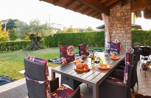 Moniga del Garda Chalet De Esquí | Orange: private house with garden in the centre of Moniga del Garda