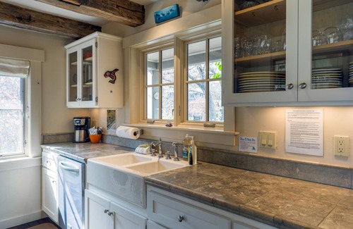 Eastsound Cabaña | Isla Orcas, Crescent Beach Cottage