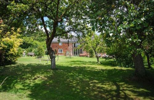 Sudbury Casa | Orchard Cottage cosy rustic comfort just across the fields to a great Pub