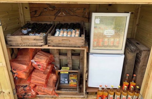 Wedmore Cabaña | Orchard farm -Apple store Dog friendly