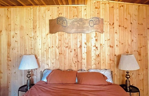 Camano Island Otro | Orchard Farmhouse on Camano Island with WiFi / Ocean View / Fire Pit / Laundry