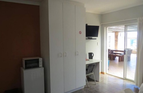 Fichardt Park Apartamento | Orchard Guesthouse Deluxe Family Room with pool view
