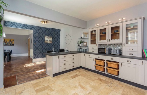 Lytham St. Anne's Cabaña | ORCHARD LODGE, pet friendly, with hot tub in Lytham St. Annes