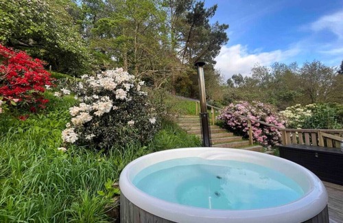 Kingsbridge Cabina | Orchard Lodge @ Lower Coombe Royal with Hot Tub