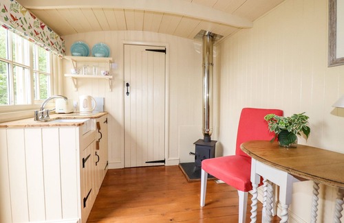 Burlawn Cabaña | HUERTO, romántico, con chimenea en Wadebridge, Ref 986537