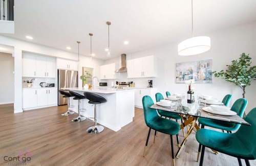 Southeast Edmonton Casa | Orchards Retreat | AirCon | Sleeps 10 | Near Airpt