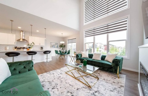 Southeast Edmonton Casa | Orchards Retreat | AirCon | Sleeps 10 | Near Airpt