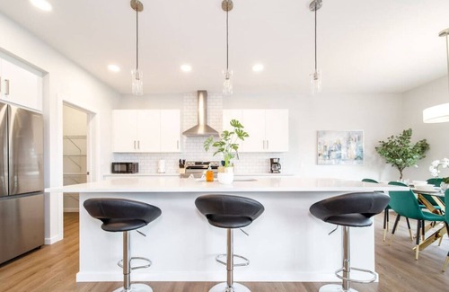 Southeast Edmonton Casa | Orchards Retreat | AirCon | Sleeps 10 | Near Airpt