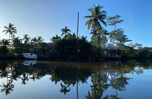 Pacific Harbour Cama Y Desayuno | Orchid Island B&B on the River with Pool & Jetty