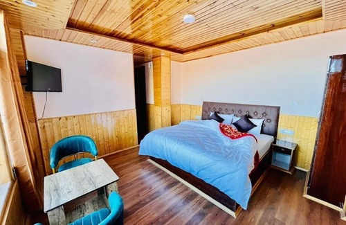 Theog Cabaña | Orchid View Room | w King Sized Bed, Balcony, Food, Parking, Wi-fi