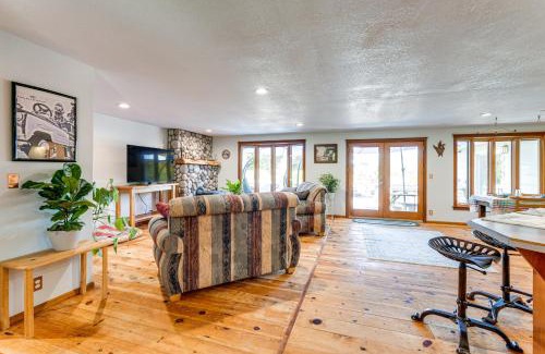 Marcola Casa | Oregon Farmhouse Hideaway on 53 Acres