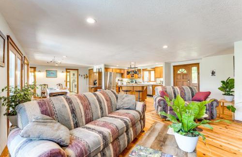 Marcola Casa | Oregon Farmhouse Hideaway on 53 Acres