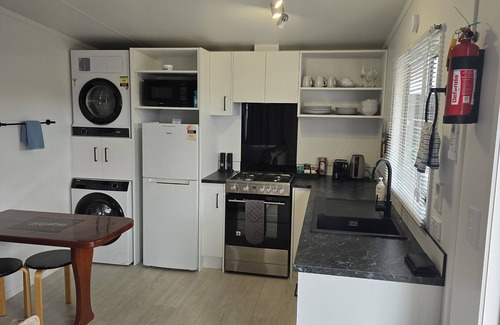 Orewa Cabina | Orewa Kiwi Cabins - Kereru Cabin