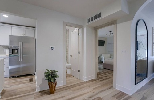 Lincoln Casa | Natural Organic White Modern Getaway