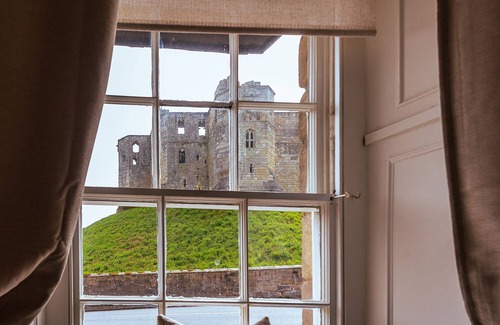 Warkworth Casa | Oriel House - Stunning property with breathtaking views of Warkworth Castle