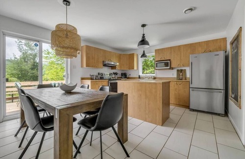 Saint-Brigitte-de-Laval Casa | Original Yellow Lac Beauport