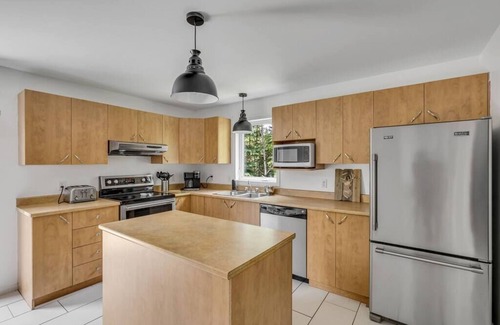 Saint-Brigitte-de-Laval Casa | Original Yellow Lac Beauport