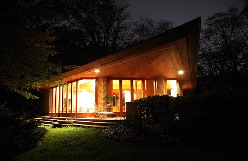 Angell Casa | Original Frank Lloyd Wright Home aislada con Tea House