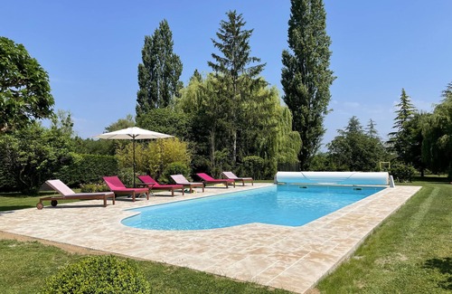 Longue-Jumelles Casa | Auténtica casa con encanto del siglo XIX con gran parque, río al fondo, piscina.
