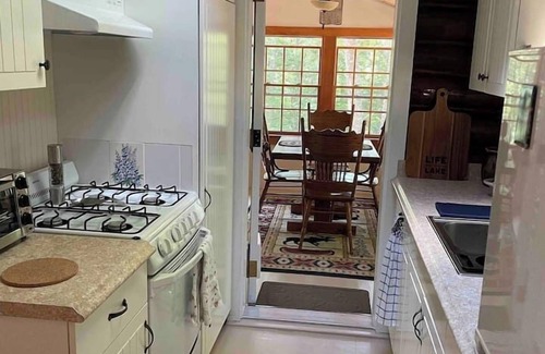 Lucerne-in-Maine Cabina | Original Log Cabin for your getaway