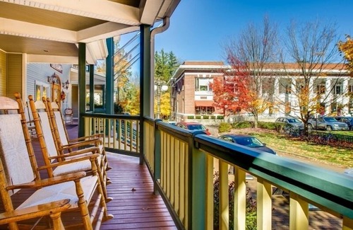 Chautauqua Condominio | Originally built in Chautauqua Institution in 1890, the original St. Elmo Hotel building was torn down and rebuilt as a residential condominium. It now offers the convenience of an elevator