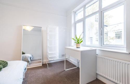 Luton Casa | Orion Room - Twin Room in Luton