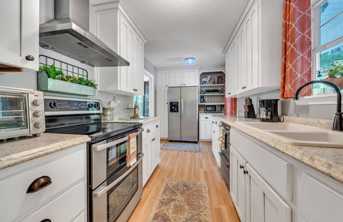 Eatonton Cabaña | Orion's Retreat a charming cottage nestled by the scenic shores of Lake Sinclair