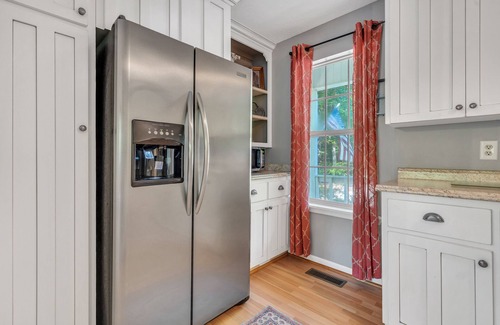 Eatonton Cabaña | Orion's Retreat a charming cottage nestled by the scenic shores of Lake Sinclair