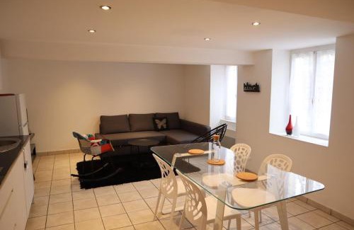 Madeleine-Sermandiere-Chattiere Apartamento | Orleans Triplex with Sauna Parking