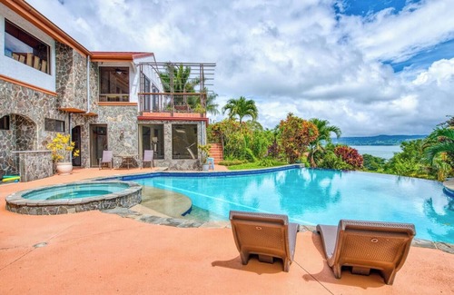 Tronadora Apartamento | Lake Arenal Guest Suite with magnificent views