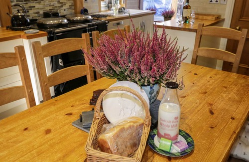 Marybank Cabaña | ORRINSIDE, pet friendly, luxury holiday cottage in Muir Of Ord