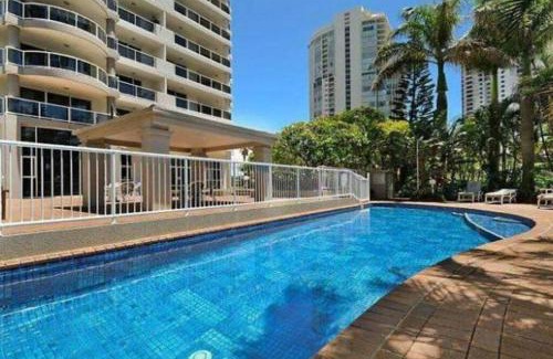 Main Beach Apartamento | Oscar on Main 2B - Heart of Main Beach Ocean Views - Hosted by Coastal Letting Co.