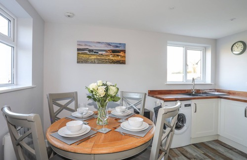 Brynsiencyn Cabaña | OSCAR'S PAD, pet friendly, with open fire in Brynsiencyn