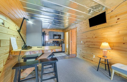 Oscoda Cabina | Oscoda Cabin w/ Charcoal Grill: Walk to Lake Huron