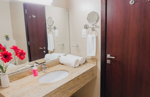 Dubai Sports City Apartamento | OSKENA Vacation Homes - The Medalist Tower Sport city