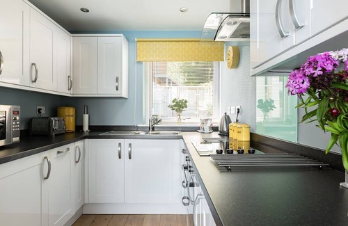 Brixham Cabaña | Osprey 2 - The Cove - sleeps 4 guests in 2 bedrooms