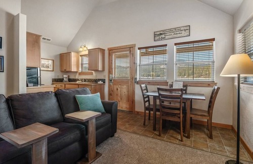 Dover Bay Casa | Osprey Catch - Lakefront Beach Bungalow