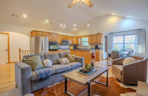 Blairsville Cabina | Osprey: Family Cabin, Hot Tub, Game Room, Theater