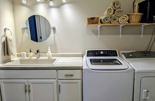 Rideau Lakes Cabaña | Osprey Nest Lakefront -sleeps 12, close to village