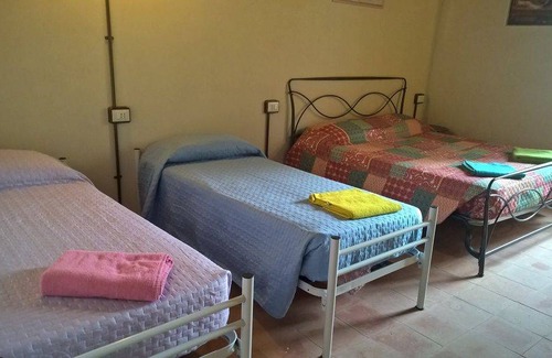 Casteldidone Hostal | Ostello Castello Mina Della Scala
