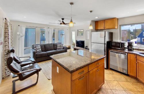 Mission Beach Casa | Ostend Escape - Multiple Patios, Large Rooftop, Water Views, Garage & Fast Wifi