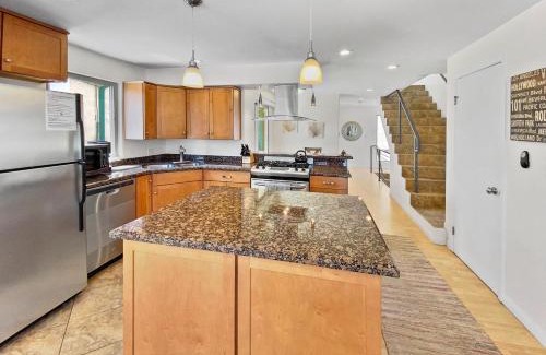 Mission Beach Casa | Ostend Escape - Multiple Patios, Large Rooftop, Water Views, Garage & Fast Wifi