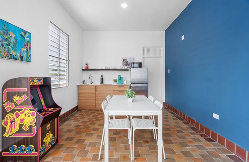 Sagrado Corazon Apartamento | Otium Rentals Plush King Bed Pacman Arcade
