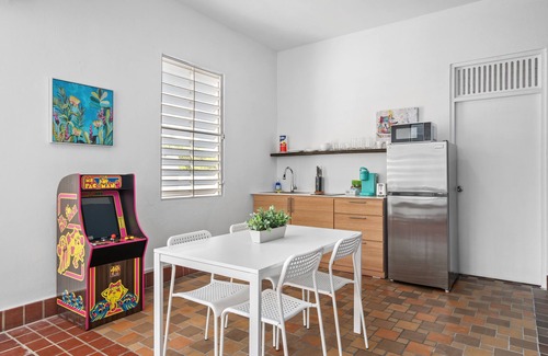 Sagrado Corazon Apartamento | Otium Rentals Plush King Bed Pacman Arcade