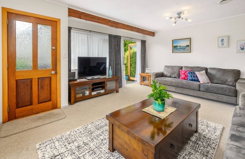 Springfield Casa | OTONGA COTTAGE - ROTORUA HOLIDAY HOME, pet friendly in Rotorua