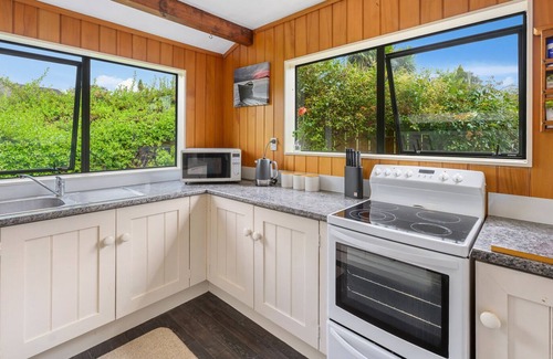 Springfield Casa | OTONGA COTTAGE - ROTORUA HOLIDAY HOME, pet friendly in Rotorua
